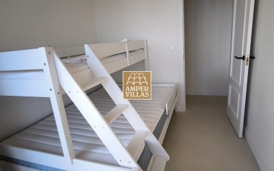 Precioso y acogedor apartamento con vistas panorámicas al mar y las montañas.